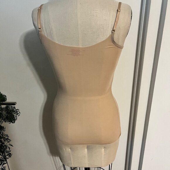 COMMANDO Whisper Weight Camisole in Nude Size S/M - Picture 4 of 7